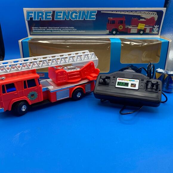 LUCKY TOYS - HONG KONG - VINTAGE PLASTIC -BATTERY OPERATED FIRE TRUCK NO.2077 - Picture 1 of 12